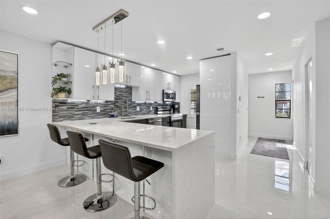 Active With Contract: $309,000 (2 beds, 2 baths, 1216 Square Feet)