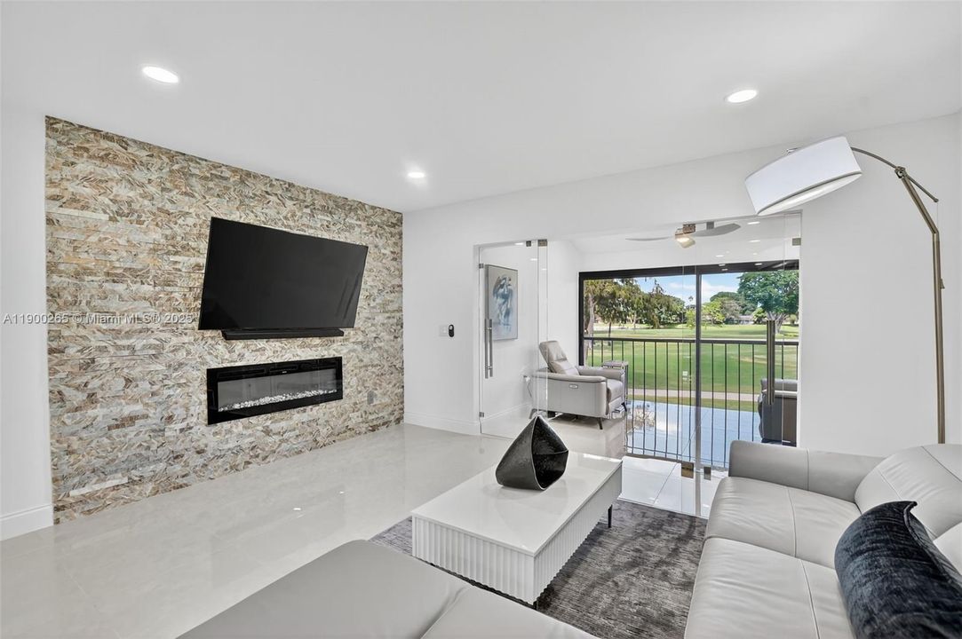 Active With Contract: $309,000 (2 beds, 2 baths, 1216 Square Feet)