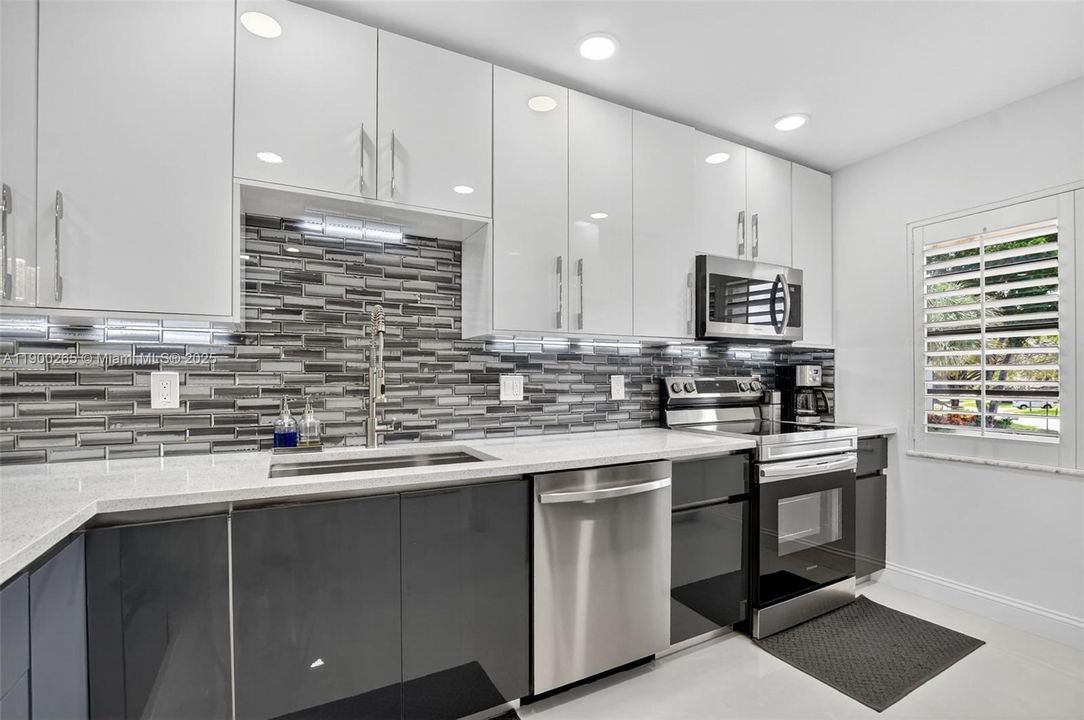 Active With Contract: $309,000 (2 beds, 2 baths, 1216 Square Feet)