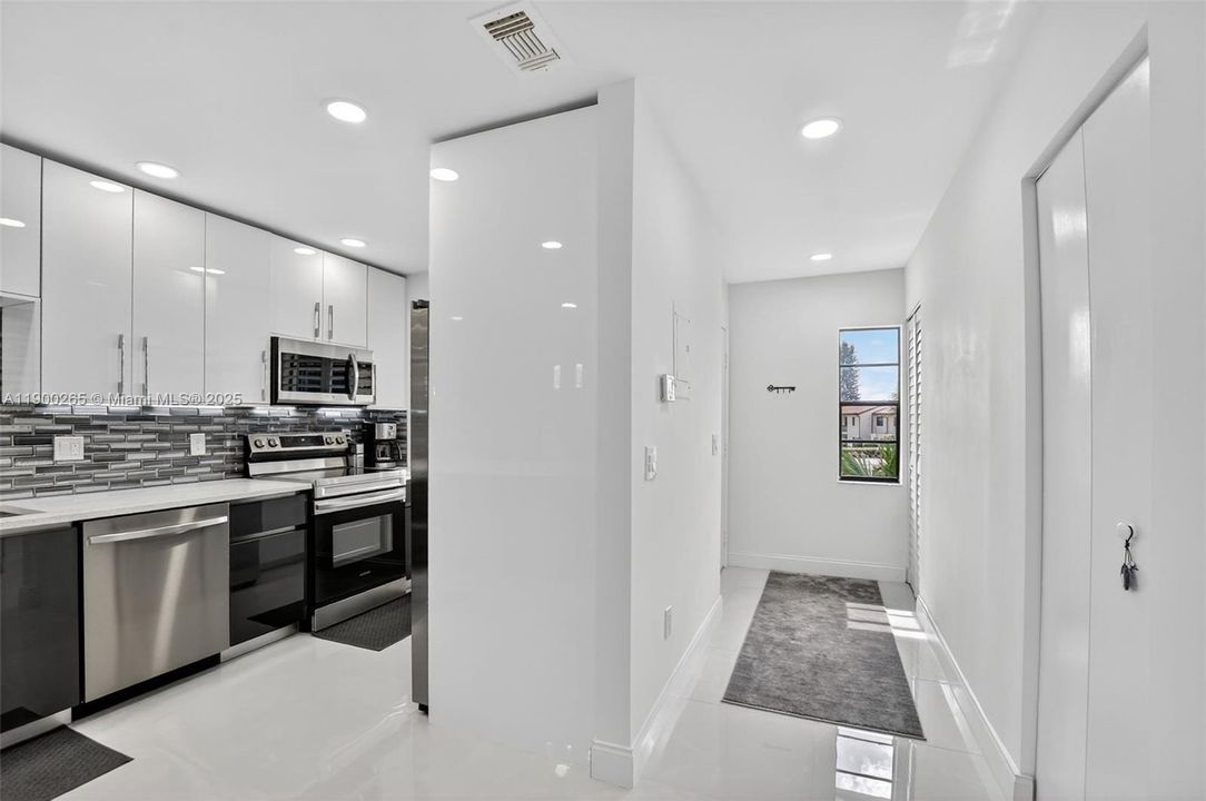 Active With Contract: $309,000 (2 beds, 2 baths, 1216 Square Feet)