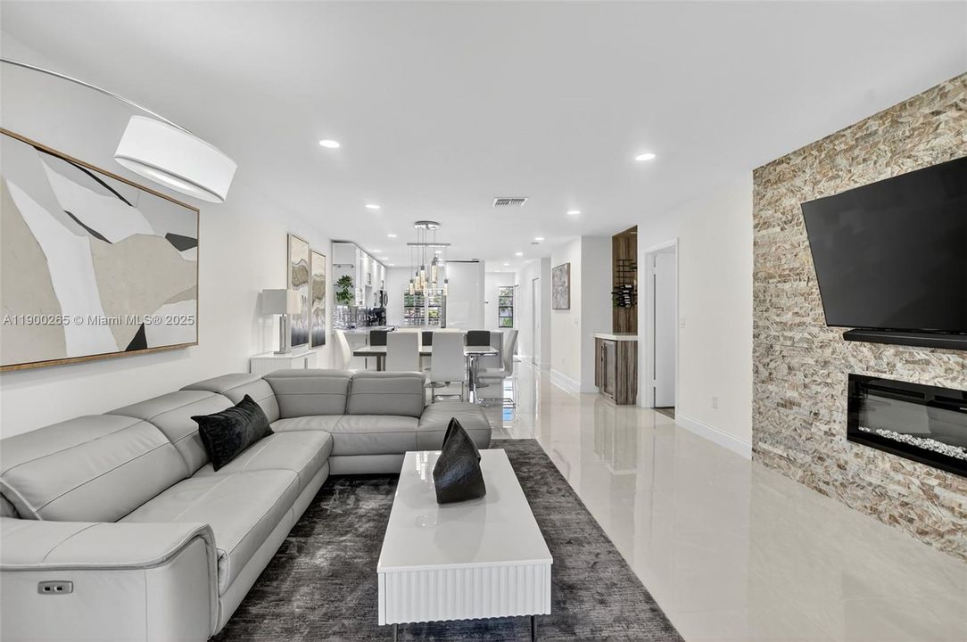 Active With Contract: $309,000 (2 beds, 2 baths, 1216 Square Feet)