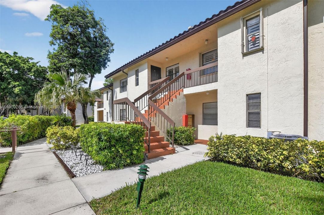 Active With Contract: $309,000 (2 beds, 2 baths, 1216 Square Feet)