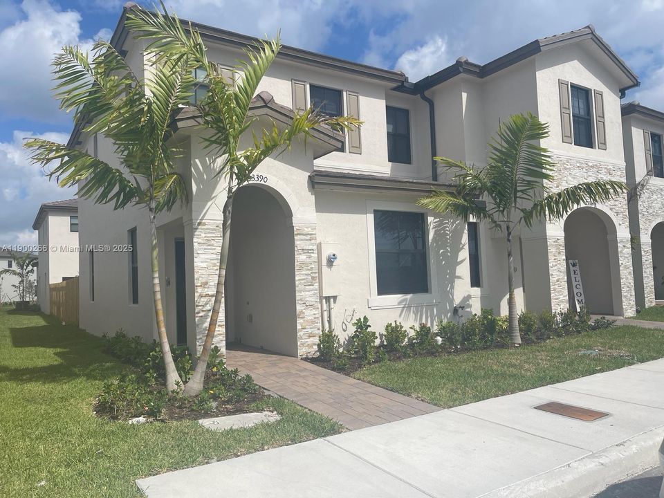 В аренду: $2,500 (3 спален, 3 ванн, 1328 Квадратных фут)