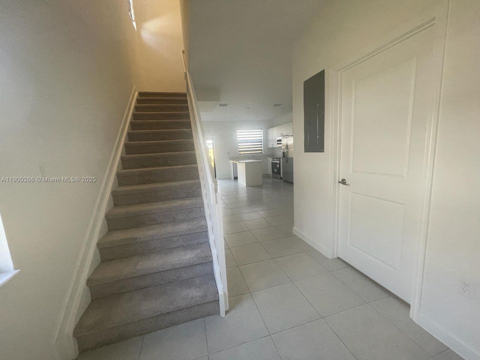 В аренду: $2,500 (3 спален, 3 ванн, 1328 Квадратных фут)