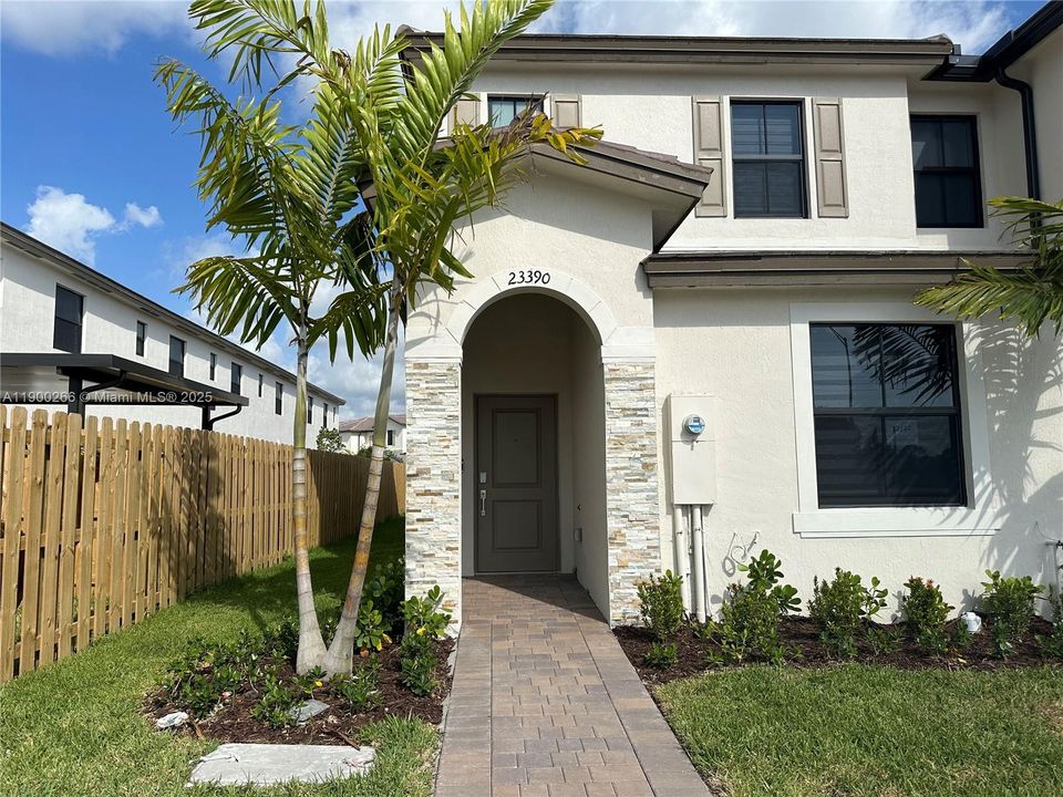 В аренду: $2,500 (3 спален, 3 ванн, 1328 Квадратных фут)