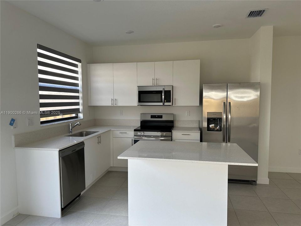 В аренду: $2,500 (3 спален, 3 ванн, 1328 Квадратных фут)