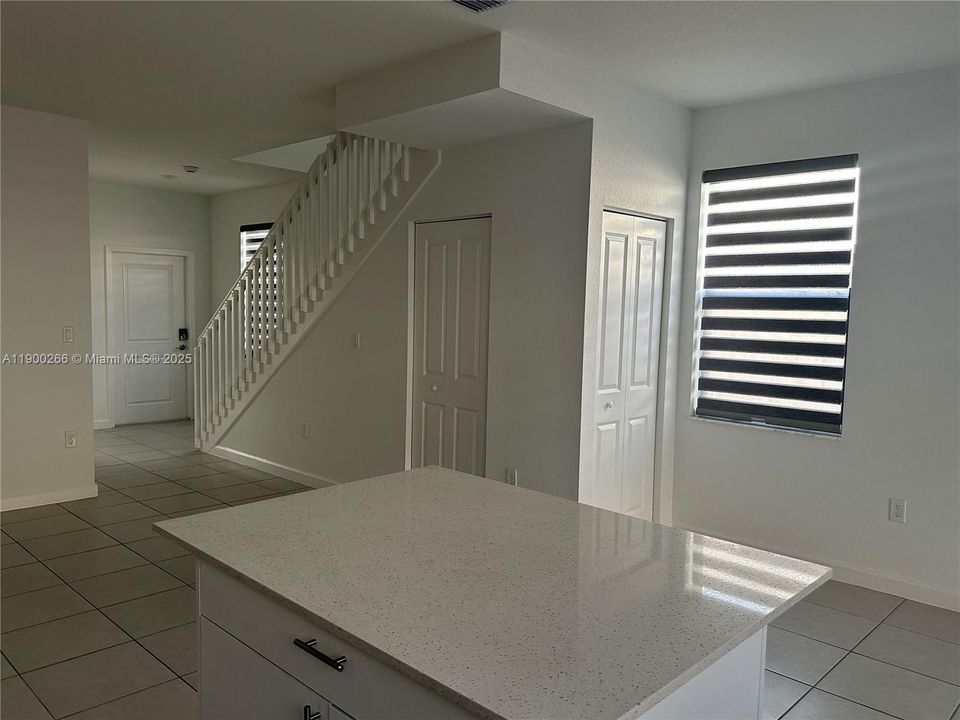 В аренду: $2,500 (3 спален, 3 ванн, 1328 Квадратных фут)