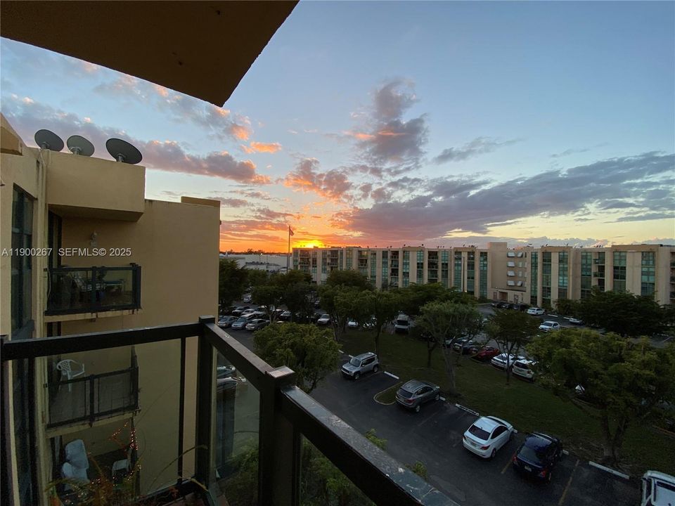 For Rent: $2,200 (2 beds, 2 baths, 898 Square Feet)