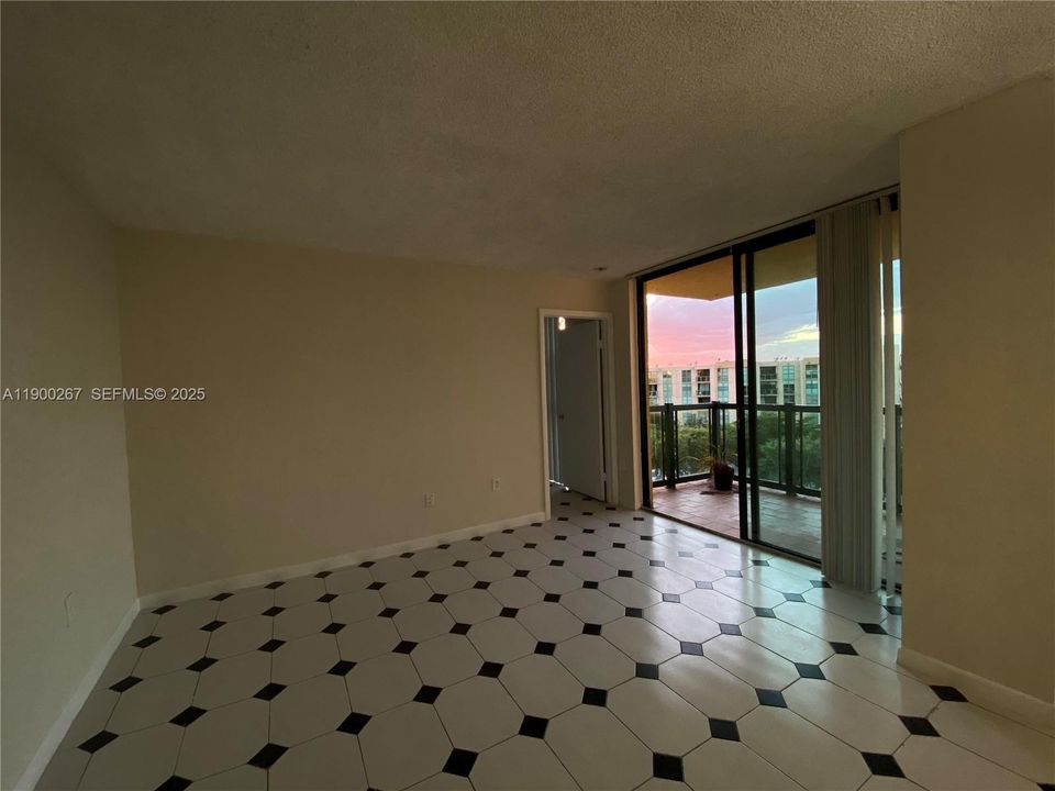 For Rent: $2,200 (2 beds, 2 baths, 898 Square Feet)
