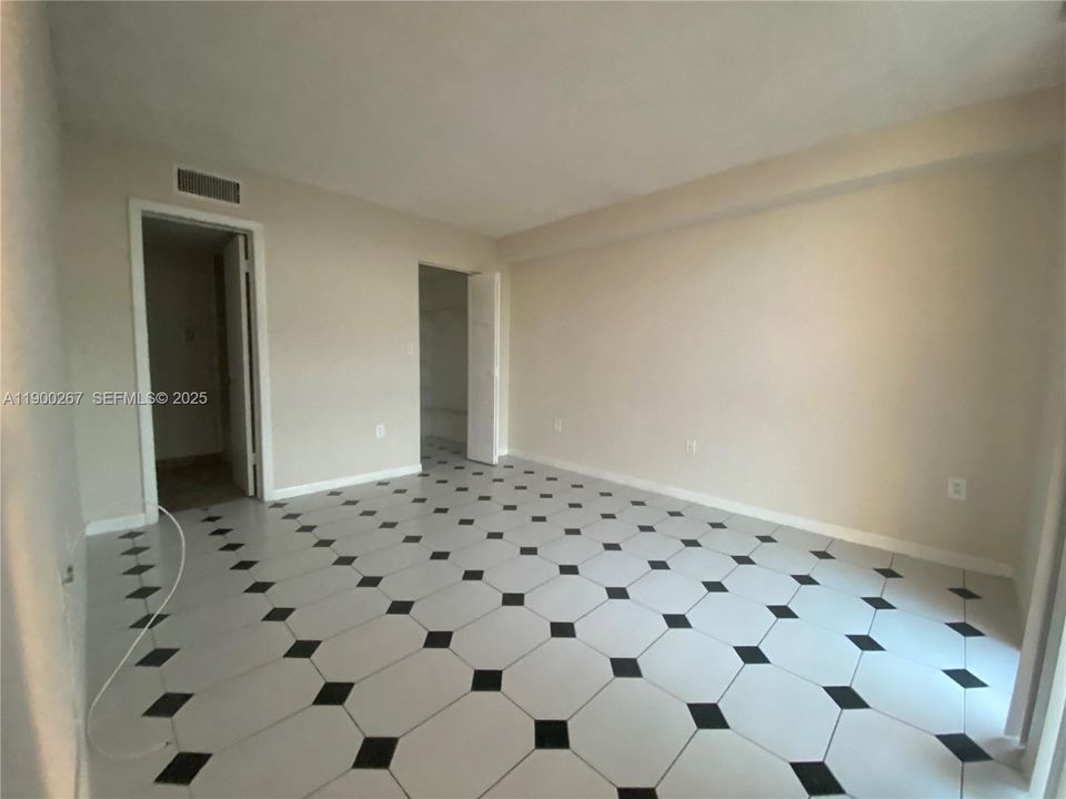 For Rent: $2,200 (2 beds, 2 baths, 898 Square Feet)