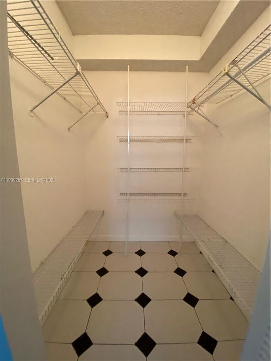 For Rent: $2,200 (2 beds, 2 baths, 898 Square Feet)