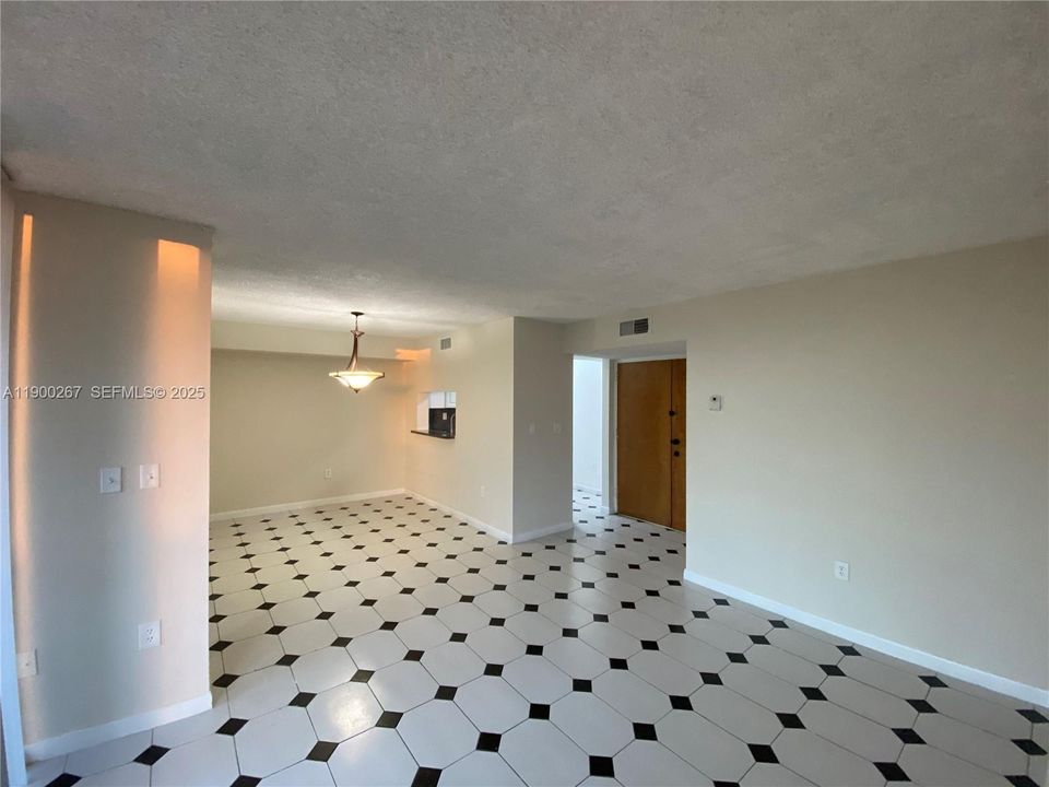 For Rent: $2,200 (2 beds, 2 baths, 898 Square Feet)