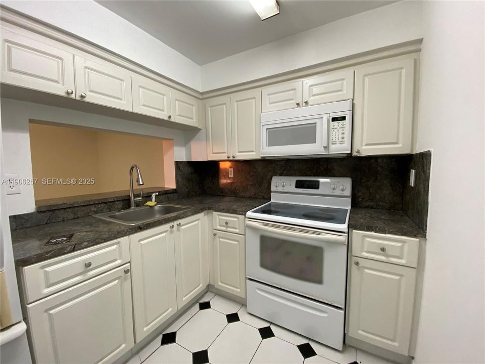 For Rent: $2,200 (2 beds, 2 baths, 898 Square Feet)