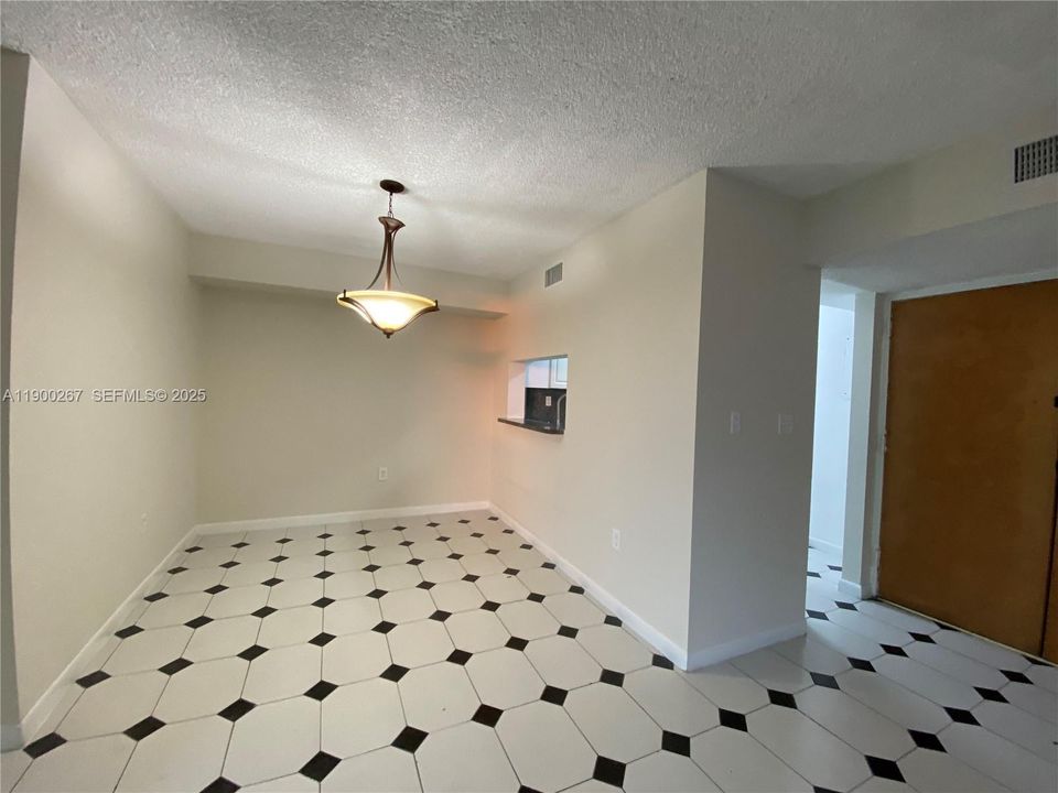 For Rent: $2,200 (2 beds, 2 baths, 898 Square Feet)