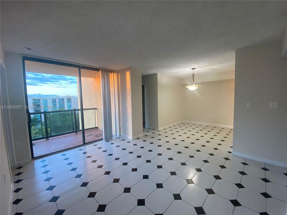 For Rent: $2,200 (2 beds, 2 baths, 898 Square Feet)