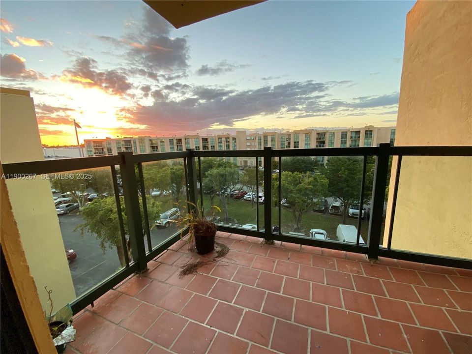 For Rent: $2,200 (2 beds, 2 baths, 898 Square Feet)