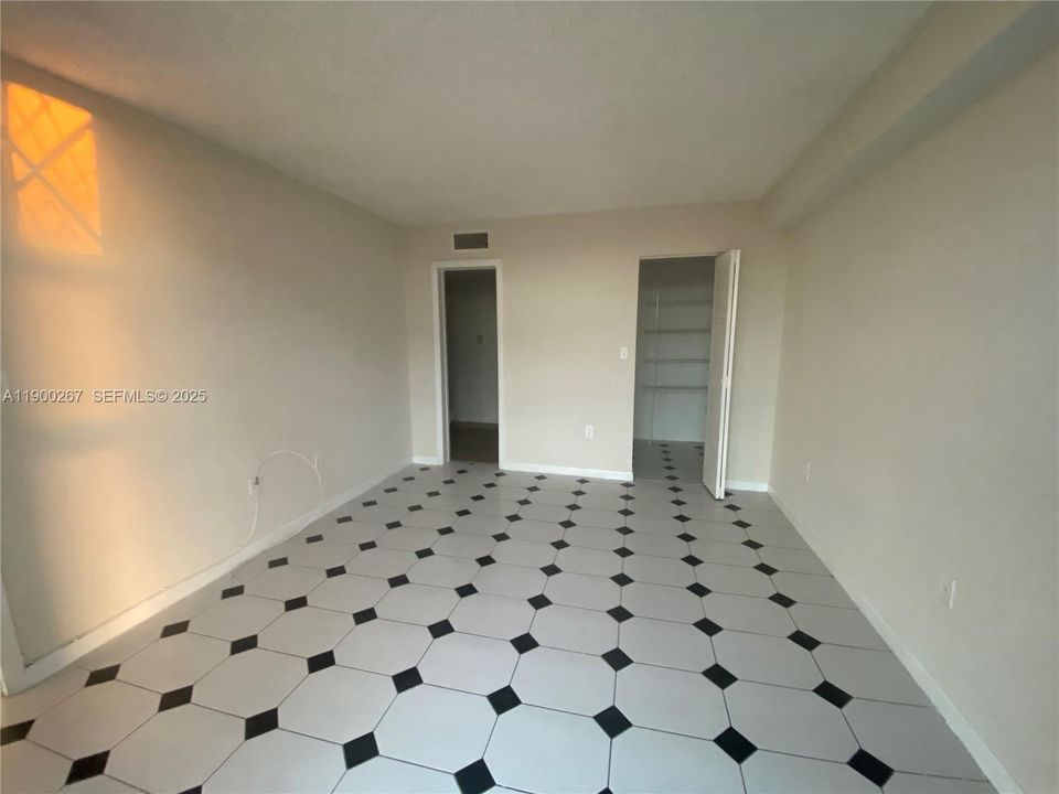 For Rent: $2,200 (2 beds, 2 baths, 898 Square Feet)