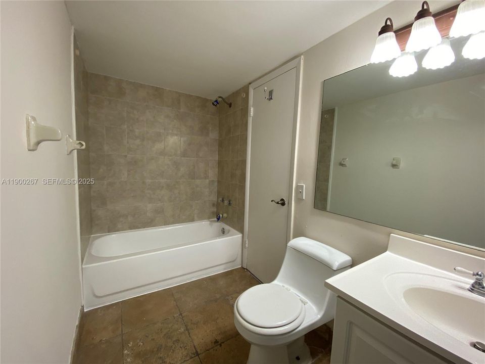 For Rent: $2,200 (2 beds, 2 baths, 898 Square Feet)