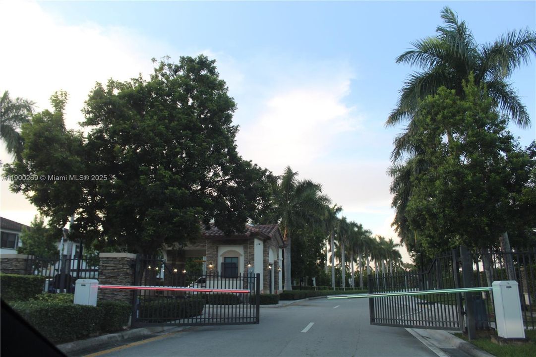 出租: $4,500 (4 贝兹, 4 浴室, 2990 平方英尺)