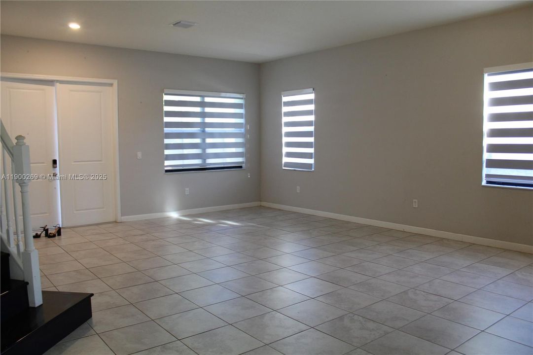 出租: $4,500 (4 贝兹, 4 浴室, 2990 平方英尺)