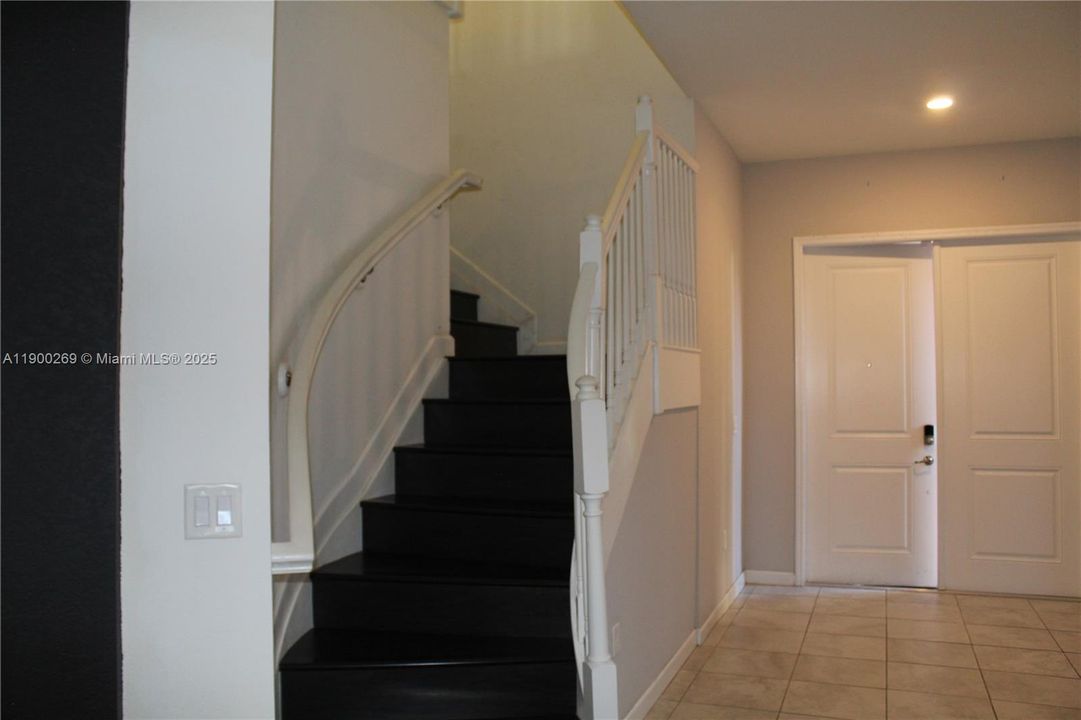 出租: $4,500 (4 贝兹, 4 浴室, 2990 平方英尺)