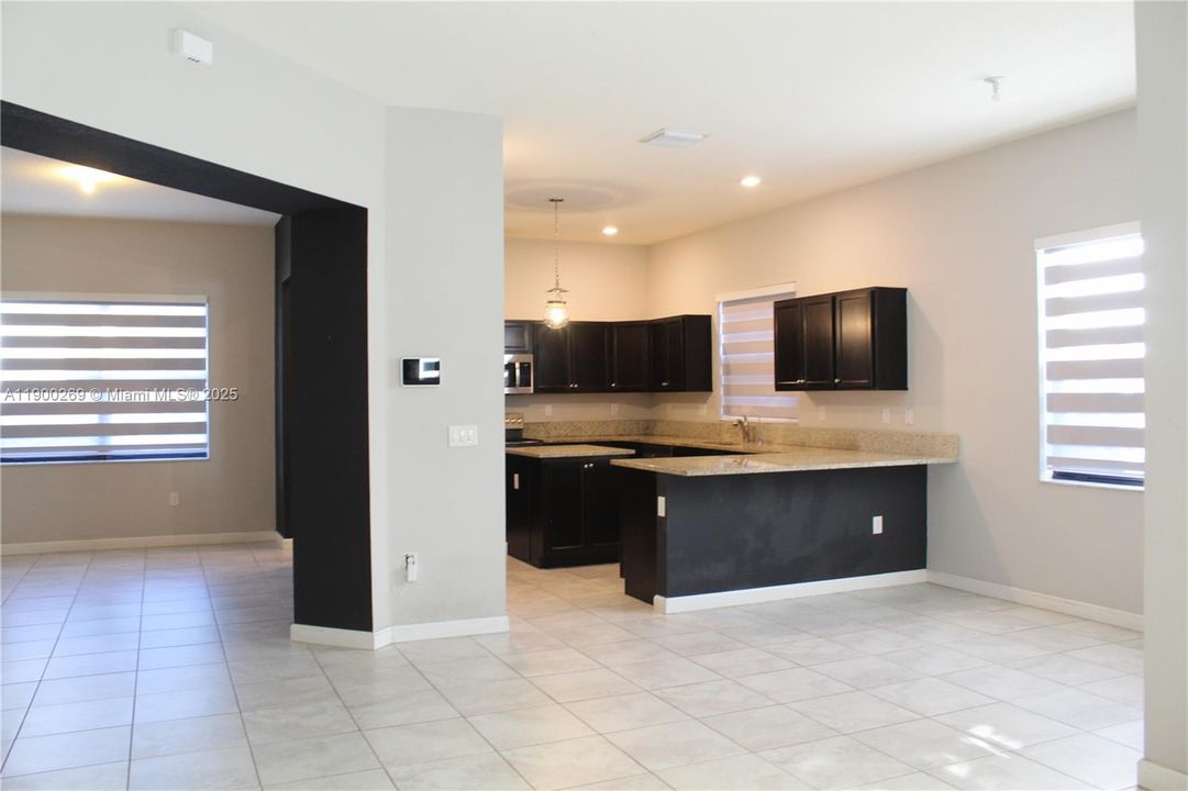 出租: $4,500 (4 贝兹, 4 浴室, 2990 平方英尺)