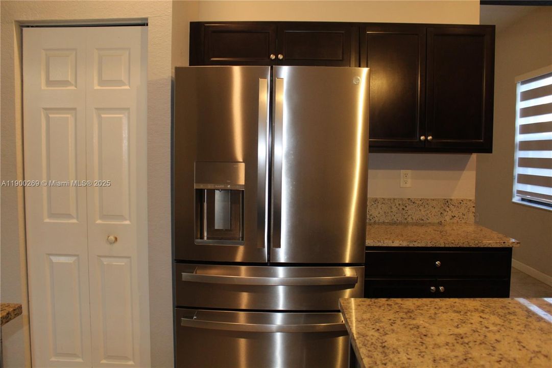 出租: $4,500 (4 贝兹, 4 浴室, 2990 平方英尺)