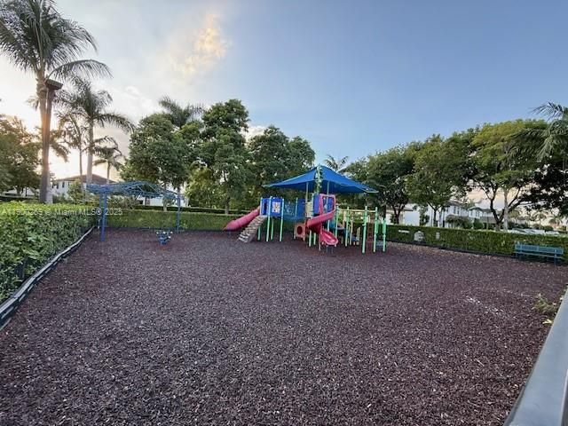 出租: $4,500 (4 贝兹, 4 浴室, 2990 平方英尺)