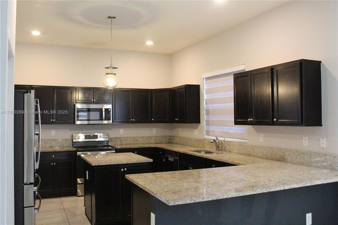 出租: $4,500 (4 贝兹, 4 浴室, 2990 平方英尺)