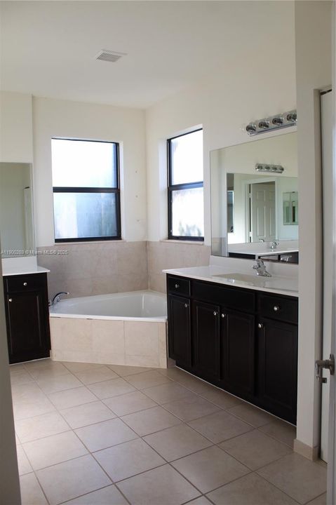 出租: $4,500 (4 贝兹, 4 浴室, 2990 平方英尺)