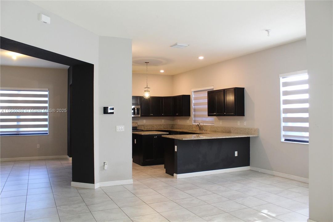 出租: $4,500 (4 贝兹, 4 浴室, 2990 平方英尺)