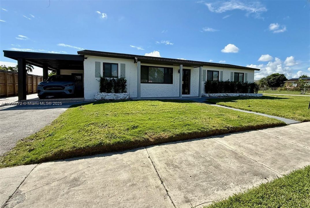 最近租的: $3,300 (4 贝兹, 2 浴室, 1700 平方英尺)