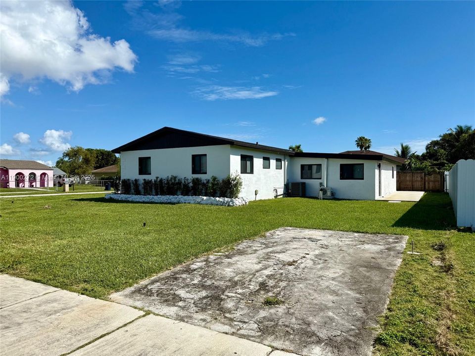 最近租的: $3,300 (4 贝兹, 2 浴室, 1700 平方英尺)