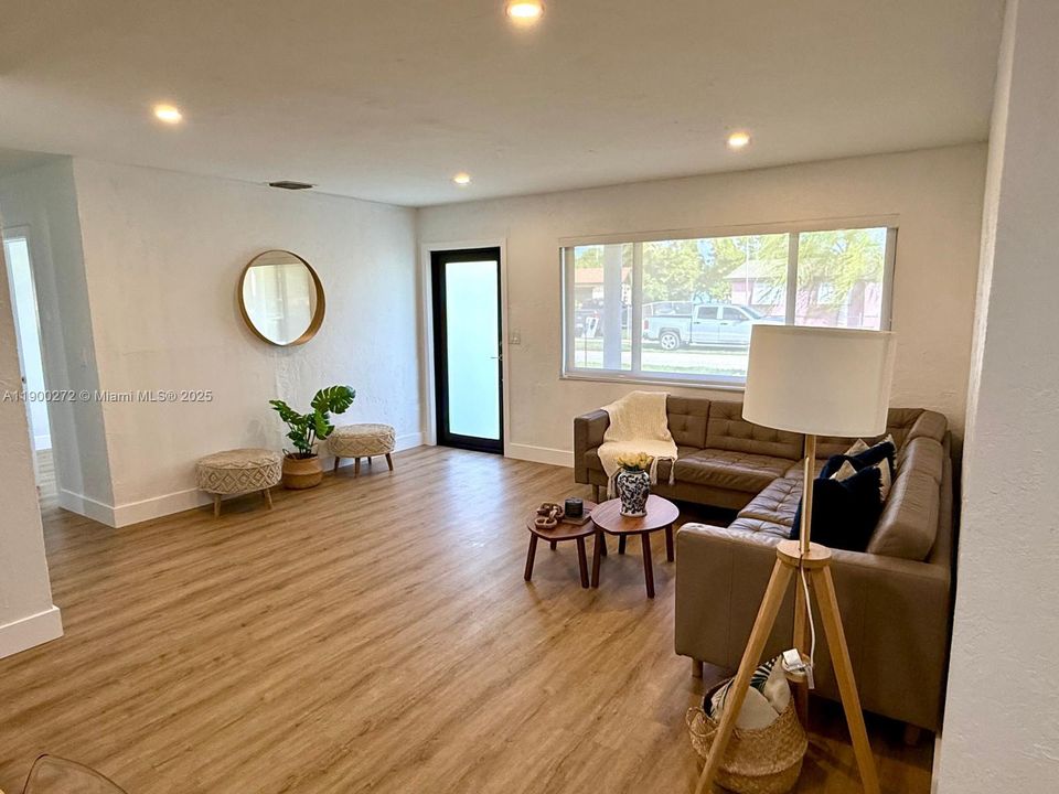 最近租的: $3,300 (4 贝兹, 2 浴室, 1700 平方英尺)