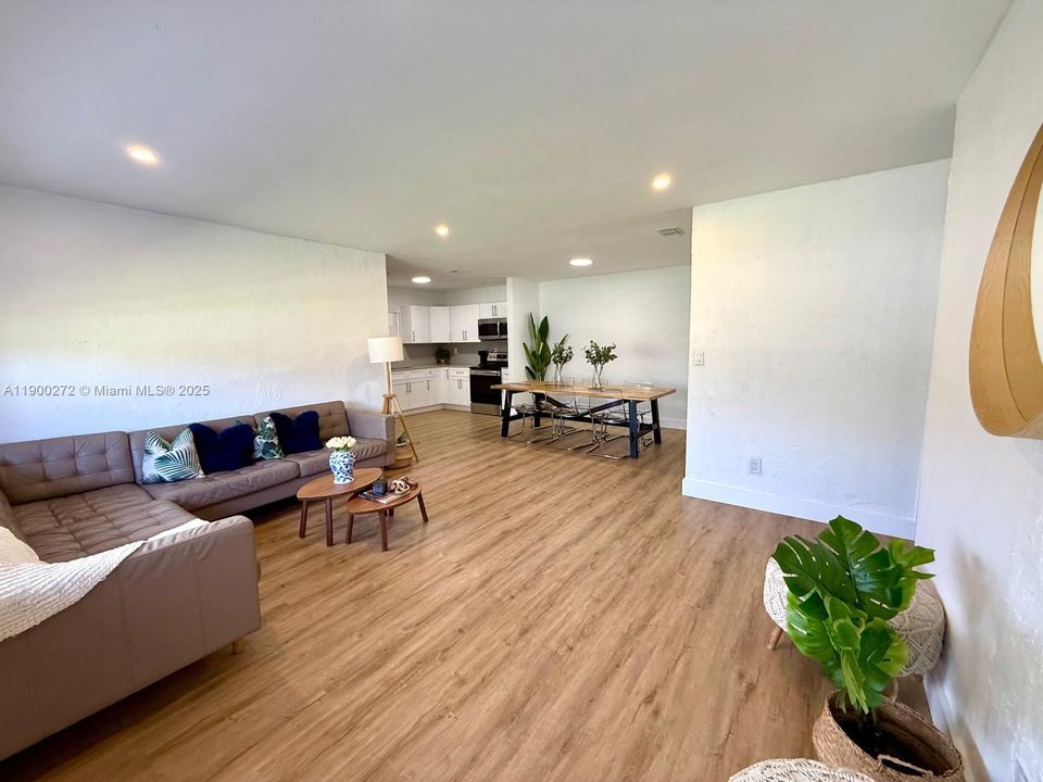 最近租的: $3,300 (4 贝兹, 2 浴室, 1700 平方英尺)