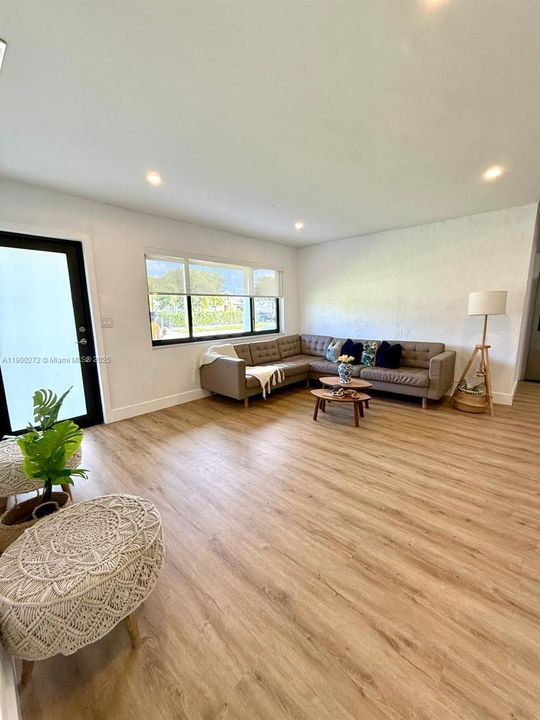 最近租的: $3,300 (4 贝兹, 2 浴室, 1700 平方英尺)