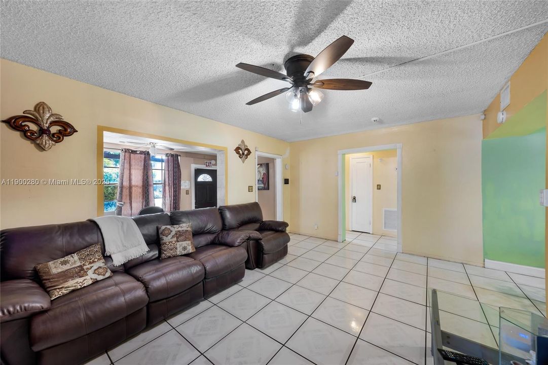 For Rent: $2,700 (3 beds, 1 baths, 1234 Square Feet)