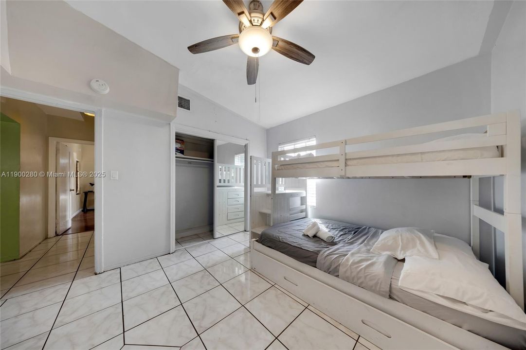 For Rent: $2,700 (3 beds, 1 baths, 1234 Square Feet)