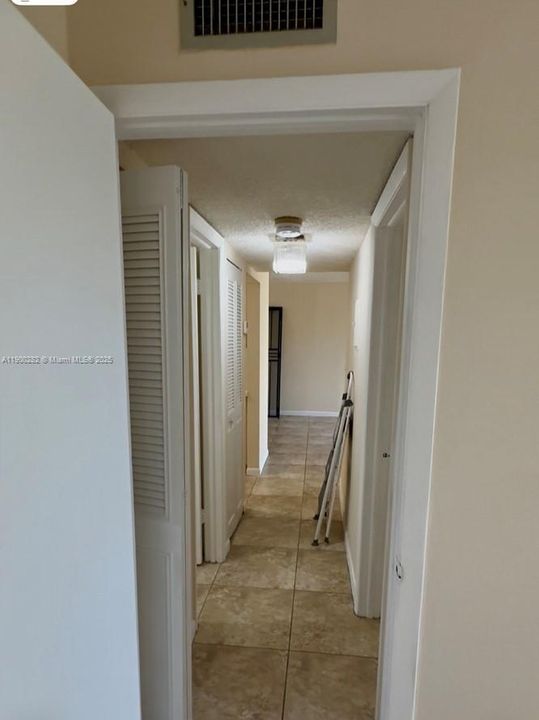 For Rent: $2,200 (2 beds, 2 baths, 914 Square Feet)