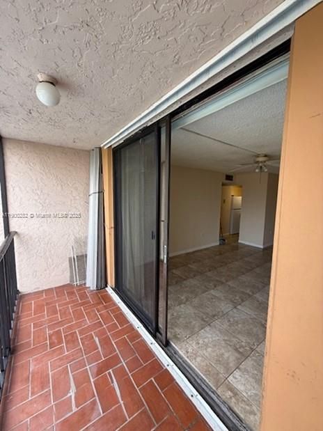 For Rent: $2,200 (2 beds, 2 baths, 914 Square Feet)
