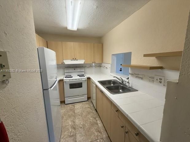 For Rent: $2,200 (2 beds, 2 baths, 914 Square Feet)