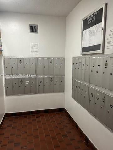 For Rent: $2,200 (2 beds, 2 baths, 914 Square Feet)