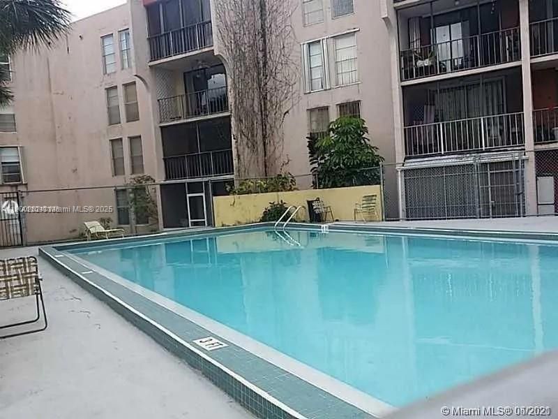 For Rent: $2,200 (2 beds, 2 baths, 914 Square Feet)