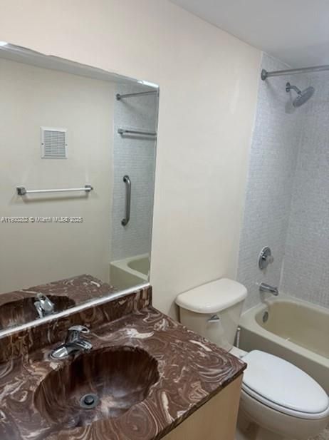 For Rent: $2,200 (2 beds, 2 baths, 914 Square Feet)