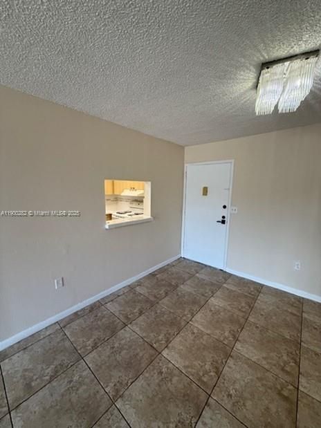 For Rent: $2,200 (2 beds, 2 baths, 914 Square Feet)