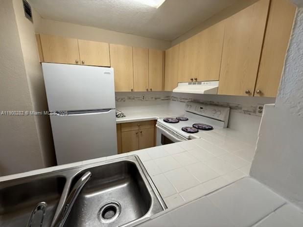 For Rent: $2,200 (2 beds, 2 baths, 914 Square Feet)