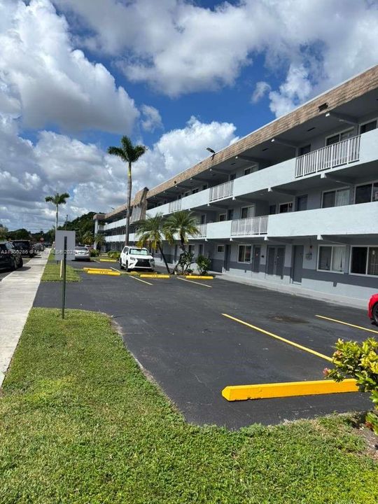 待售: $255,000 (2 贝兹, 1 浴室, 775 平方英尺)