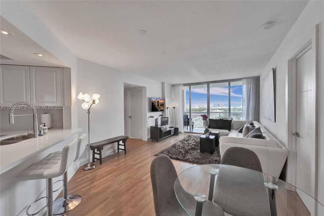 最近租的: $5,500 (2 贝兹, 2 浴室, 1270 平方英尺)