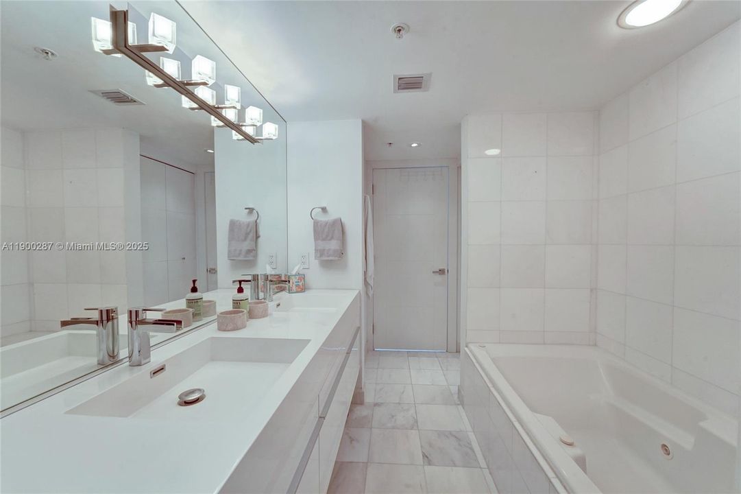 最近租的: $5,500 (2 贝兹, 2 浴室, 1270 平方英尺)