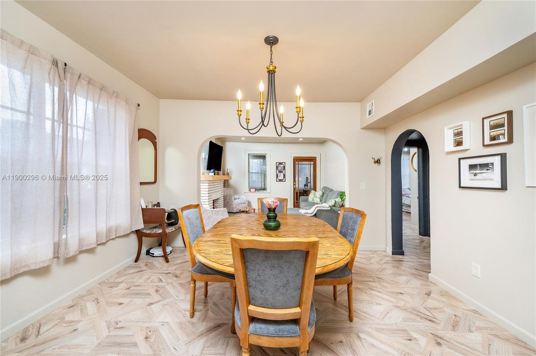 For Sale: $565,000 (2 beds, 2 baths, 1313 Square Feet)